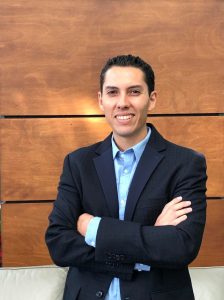 Foto de Diego Donis, en traje con camisa azul y en brazos cruzados