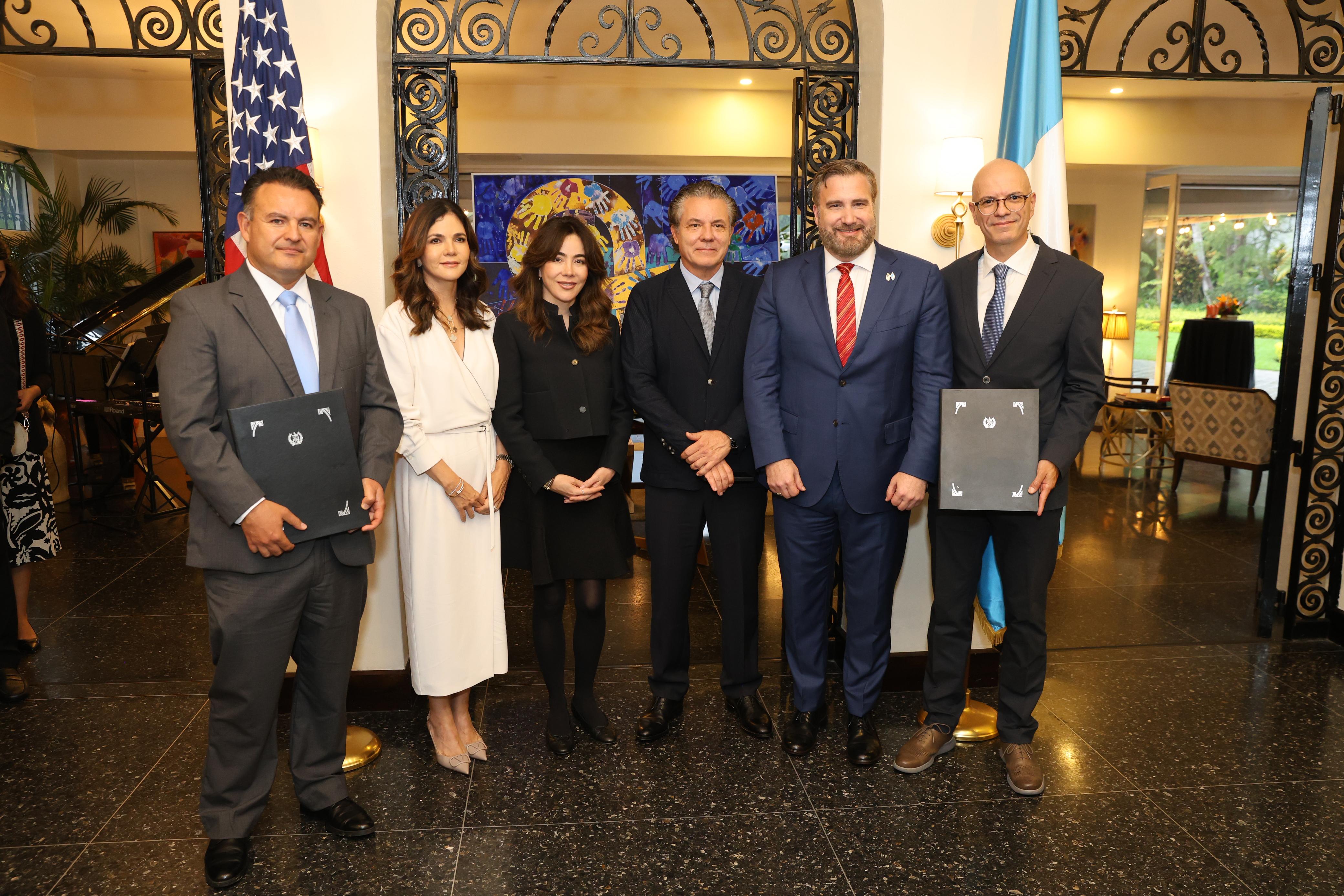 Invitados al lanzamiento de pizos para la prosperidad